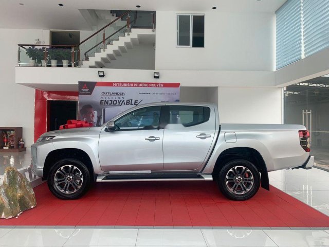 Bán Mitsubishi Triton 4x2AT đời 2018, màu bạc, nhập khẩu 