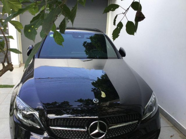 Cần bán xe Mercedes C300 AMG đời 2019, màu đen0