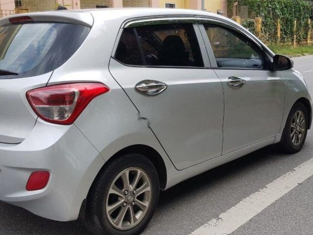 Bán Hyundai Grand i10 sản xuất năm 2015, màu bạc, xe nhập, bản đủ