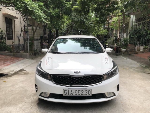 Bán xe Kia Cerato MT sản xuất 2017, màu trắng