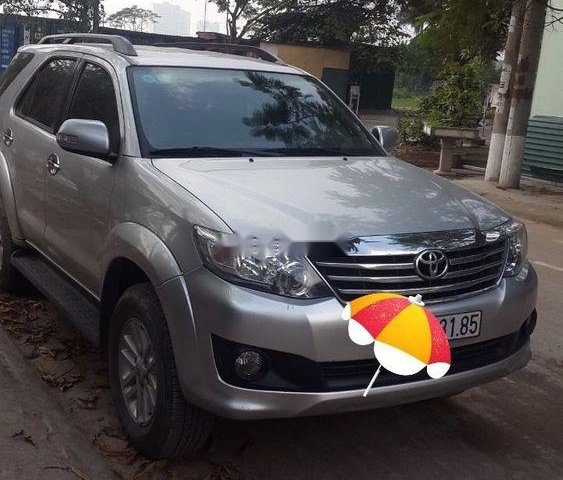 Cần bán gấp Toyota Fortuner sản xuất năm 2013, màu bạc, xe gia đình giá cạnh tranh0