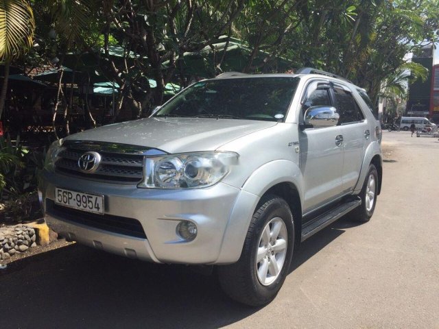 Cần bán Toyota Fortuner V 2010, màu bạc0