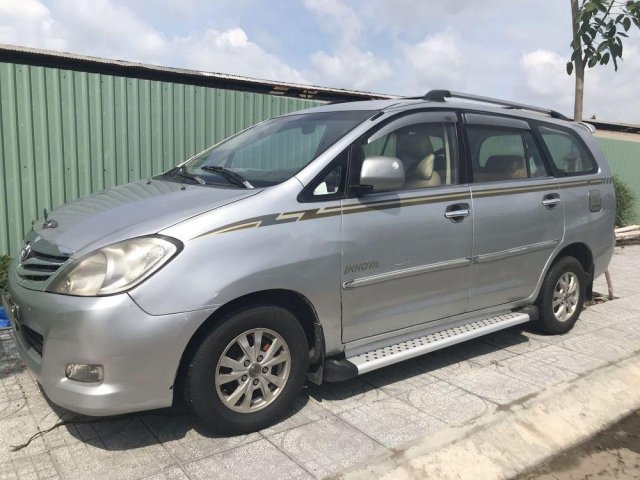 Cần bán Toyota Innova J đời 2007, màu bạc0