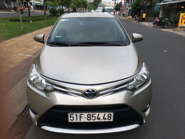 Bán Toyota Vios E sản xuất 2017, màu vàng cát0