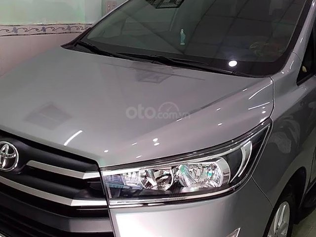 Bán xe Toyota Innova 2.0E sản xuất năm 2018, màu xám chính chủ 