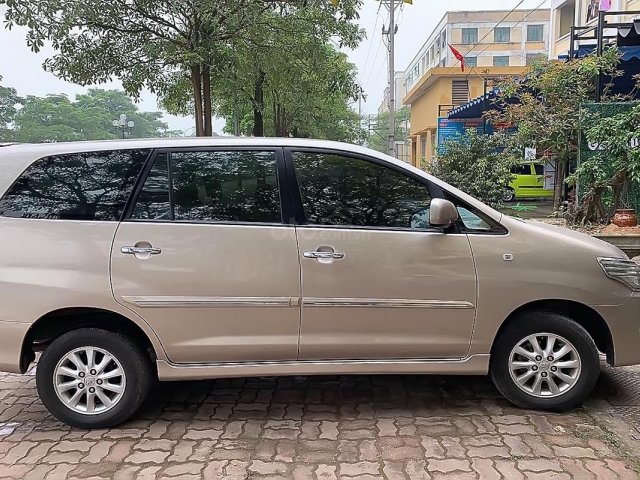 Bán Toyota Innova 2.0V năm 2014, màu vàng cát, 500tr0