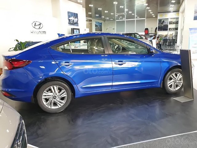 Bán Hyundai Elantra 1.6 AT sản xuất 2019, màu xanh lam