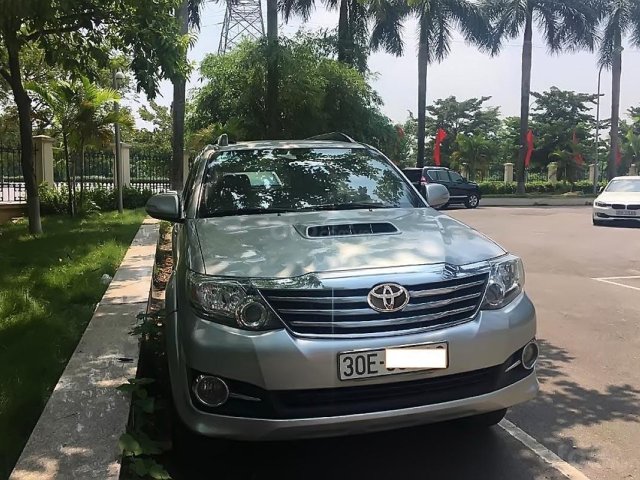 Bán Toyota Fortuner G 2016, màu bạc xe gia đình