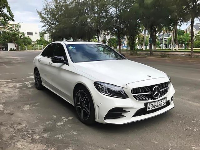 Cần bán lại xe Mercedes C300 AMG sản xuất 2019, màu trắng0