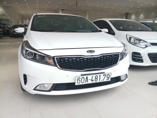 Cần bán xe Kia Cerato 1.6MT model 2018, màu trắng, xe đẹp