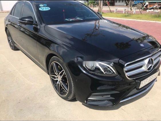 Bán Mercedes E300 sản xuất năm 2018, màu đen  