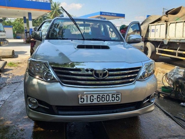 Gia đình bán Toyota Fortuner năm 2015, màu bạc, máy dầu