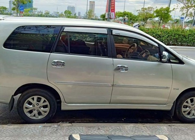 Gia đình bán ô tô Toyota Innova đời 2006, màu vàng cát0