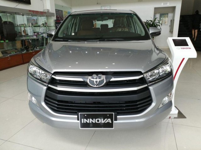 Bán xe Toyota Innova sản xuất năm 2019, màu bạc, giá tốt0