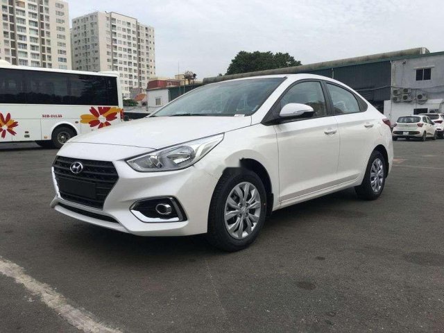 Bán ô tô Hyundai Accent đời 2018, màu trắng0