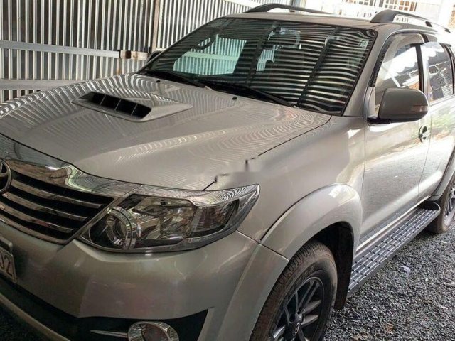 Bán Toyota Fortuner đời 2016, màu bạc0