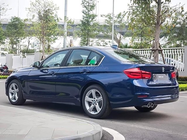 Bán xe BMW 320i 2018, màu xanh lam, nhập khẩu0