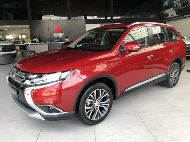 [Giá sốc] Mitsubishi Outlander nhiều ưu đãi lớn, xăng 7L/100km, cho góp 80%, LH ngay: 0905.91.01.990