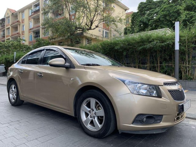 Cần bán Chevrolet Cruze LS năm sản xuất 2011, màu vàng còn mới