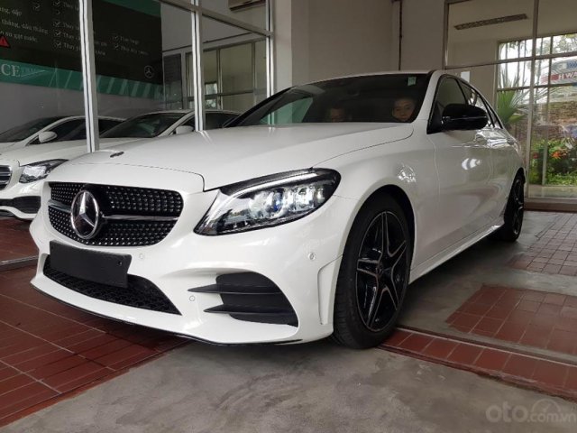 Cần bán Mercedes C300 AMG đời 2019, màu trắng0