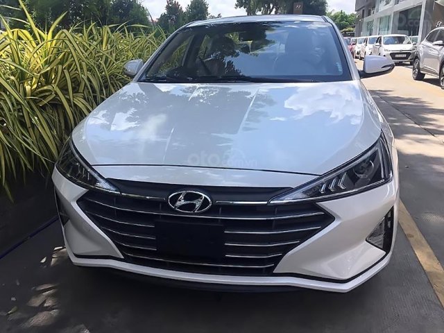 Bán Hyundai Elantra 1.6 MT đời 2019, màu trắng, 560 triệu