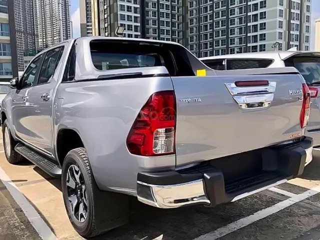 Bán Toyota Hilux 2.8G 4x4 AT đời 2019, màu bạc, nhập khẩu0