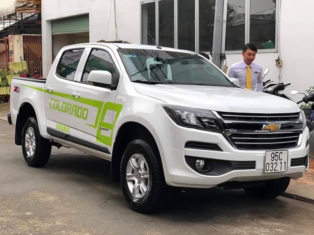 Bán Chevrolet Colorado LT 2.5L 4x4 MT năm 2017, màu trắng, nhập khẩu 