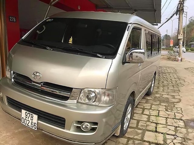 Bán Toyota Hiace Super Wagon 2.7 năm 2006, màu bạc0