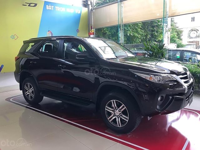 Bán xe Toyota Fortuner 2.4G 4x2 MT năm 2019, màu đen0