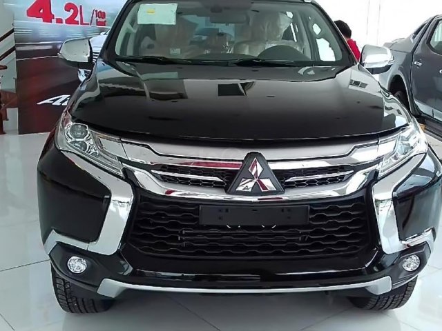 Bán Mitsubishi Pajero Sport 2.4D 4x2 MT năm sản xuất 2019, màu đen, xe nhập