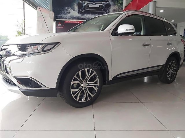 Bán Mitsubishi Outlander 2.0 CVT Premium sản xuất 2019, màu trắng, giá 908tr