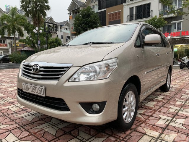 Bán Toyota Innova V 2.0 2014, màu vàng0