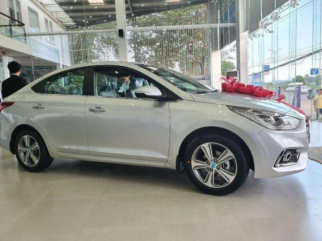 Cần bán Hyundai Accent đời 2019, màu bạc0