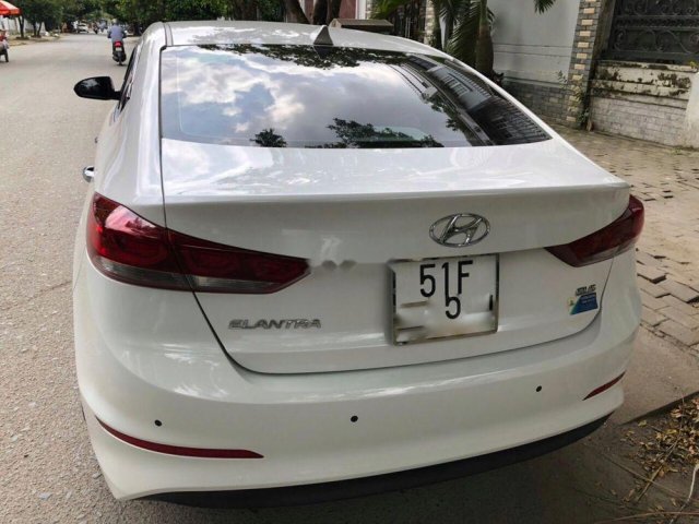 Cần bán Hyundai Elantra 1.6AT đời 2017, màu trắng, giá 568tr