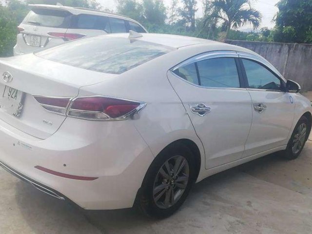 Chính chủ bán Hyundai Elantra đời 2018, màu trắng, nhập khẩu nguyên chiếc0