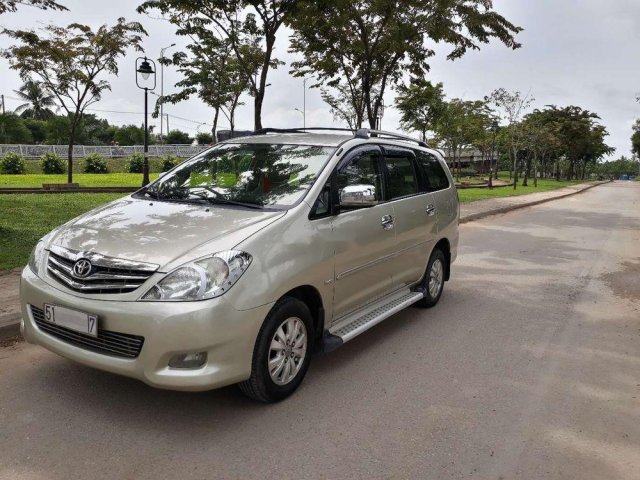 Gia đình bán Toyota Innova V đời 2008, màu ghi vàng0