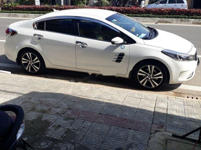 Cần bán gấp Kia Cerato đời 2018, màu trắng, xe nhập