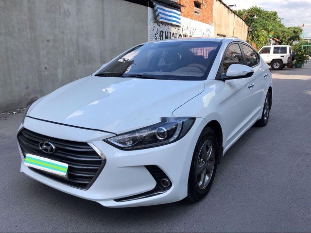 Bán Hyundai Elantra đời 2017, màu trắng số sàn