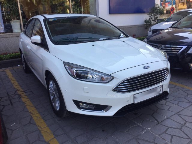 Bán Ford Focus Titanium màu trắng xe mới 100%, giao ngay tại Đại lý, xe còn tồn bán giá giảm kịch sàn LH 09654235580