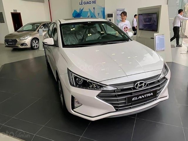 Bán xe Hyundai Elantra 1.6 AT năm 2019, màu trắng
