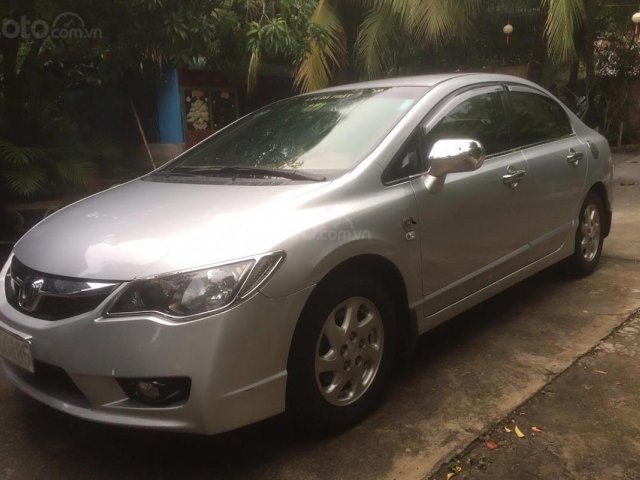 Cần bán Honda Civic 1.8 MT đời 2011, màu bạc chính chủ 0