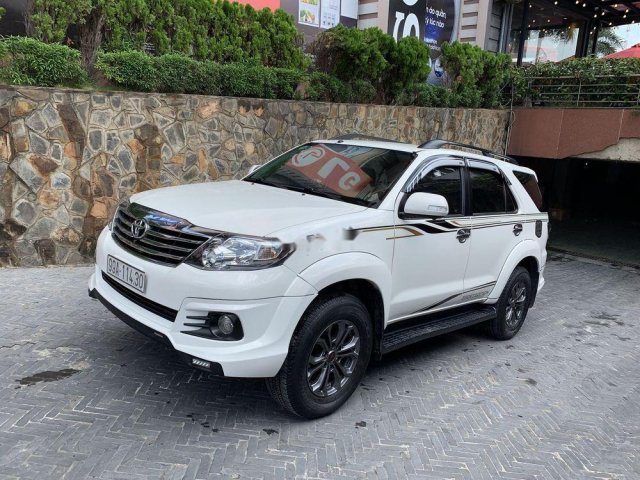 Bán Toyota Fortuner AT năm sản xuất 2015, màu trắng 0