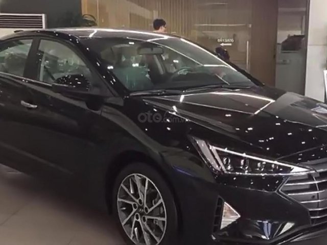 Bán Hyundai Elantra 2.0 AT năm sản xuất 2019, màu đen, giá tốt0