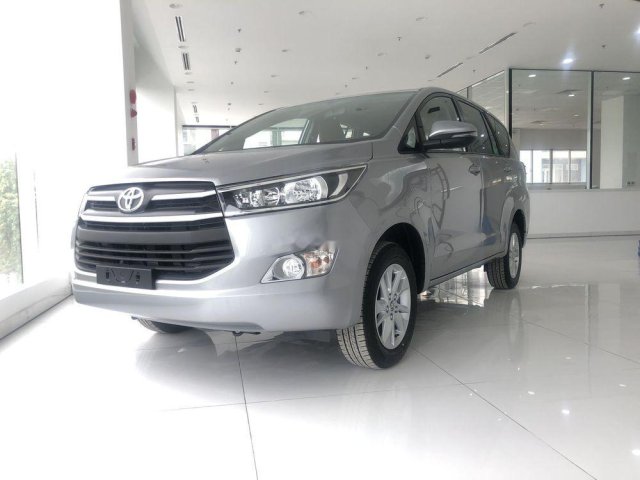 Cần bán xe Toyota Innova 2.0E đời 2019, xe giá thấp, giao nhanh toàn quốc0