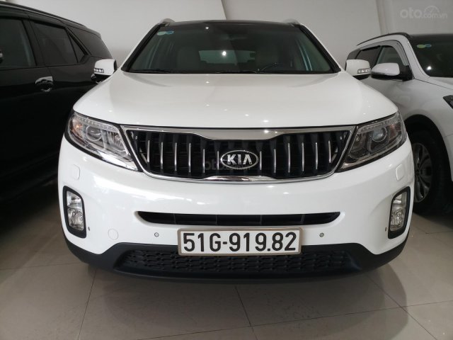 Cần bán xe Kia Sorento GATH 2.4AT sx 2019, màu trắng, biển SG 9 nút, giá chỉ 890tr0