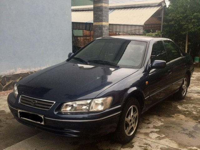 Cần bán gấp Toyota Camry đời 1999, màu đen còn mới0