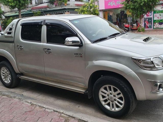 Cần bán Toyota Hilux sản xuất 2014, màu bạc, chính chủ