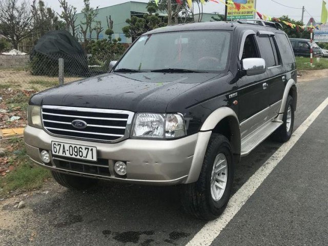 Gia đình bán xe Ford Everest đời 2005, màu đen