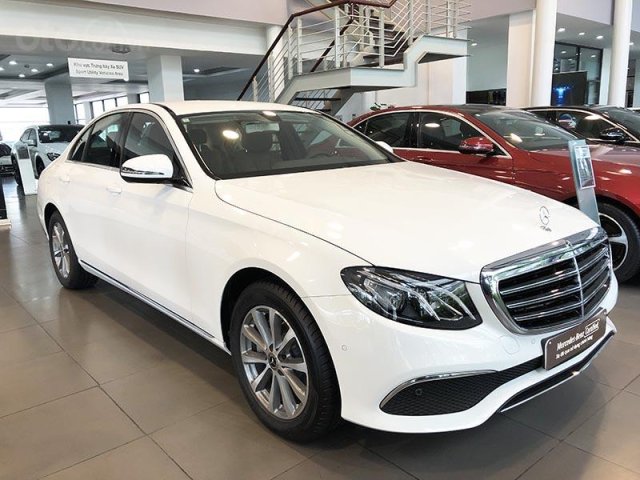 Bán xe Mercedes E200 đời 2019, màu trắng nội thất nâu chạy siêu lướt, giá cực rẻ0