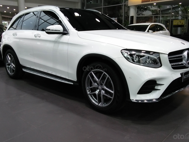 Giá bán và khuyến mãi GLC300 4MATIC, ưu đãi trước bạ tiền mặt, bảo hiểm + phụ kiện. LH: 0902 342 319